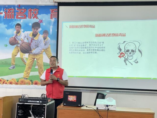 禁毒宣傳進(jìn)校園，讓青春綠色無毒 (3).jpg